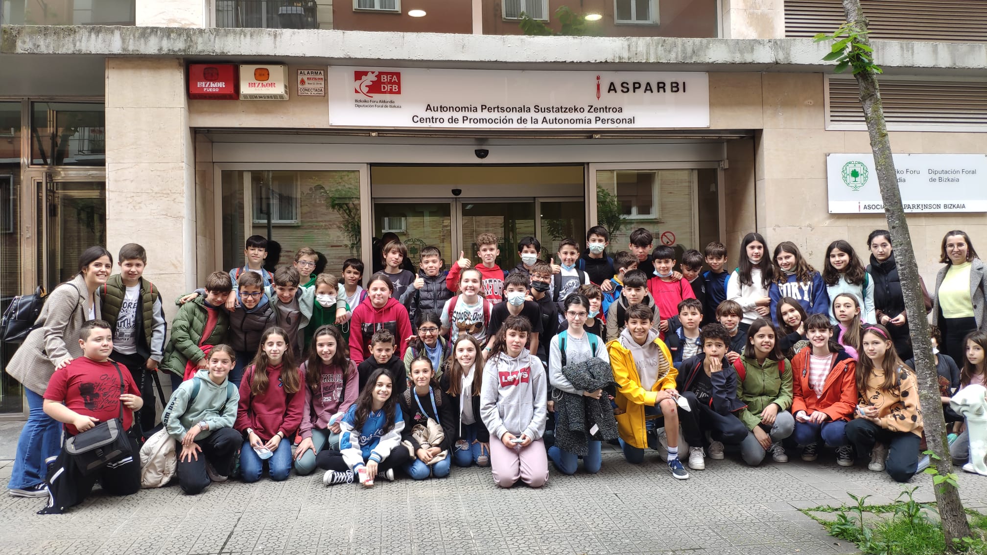 Medio centenar de alumnos/as de la Ikastola Artxandape de Bilbao han visitado la Asociación Parkinson Bizkaia para hacer entrega del dinero que han recolectado para la causa.