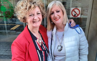 Lourdes Izaguirre ‘Lur’ y Mari Jose Ramos, socias de ASPARBI, elaboran collares, pendientes, camisetas y bolsos en su «lucha contra el párkinson»