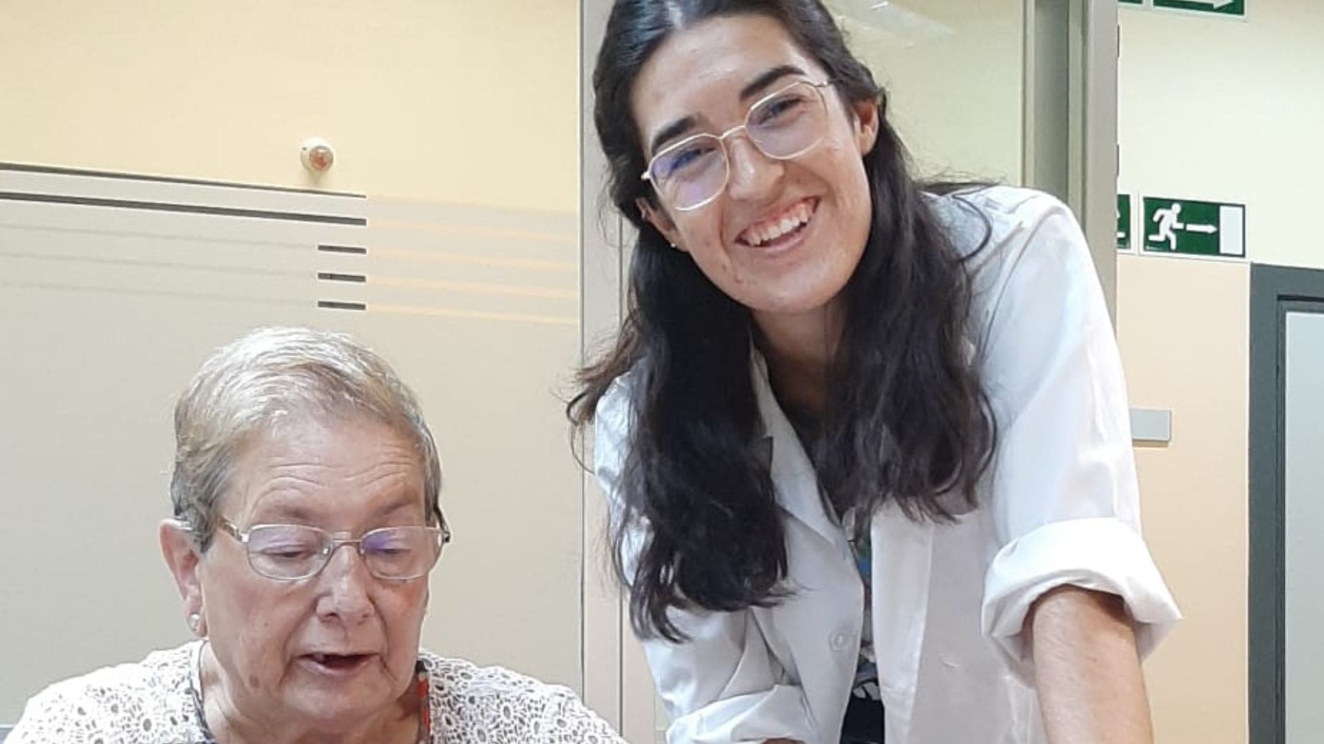 La psicóloga Erika Blanca Abarca acompañando a una de las socias de la Asociación Parkinson Bizkaia