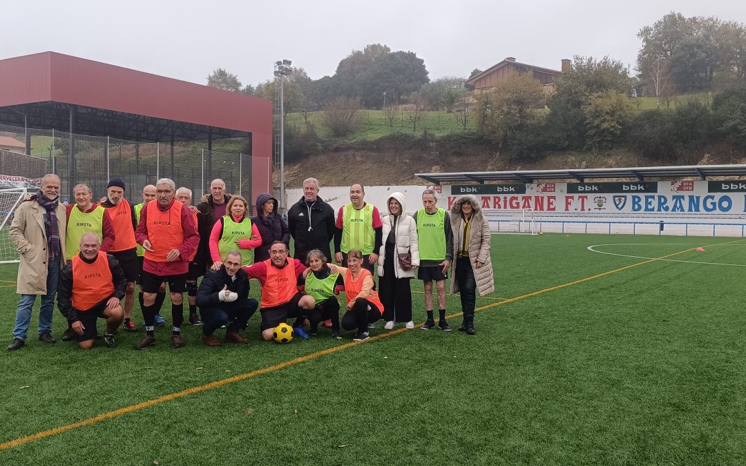 El equipo de ‘Walking Football’ de ASPARBI continúa sus entrenamientos para hacer frente a la selección inglesa
